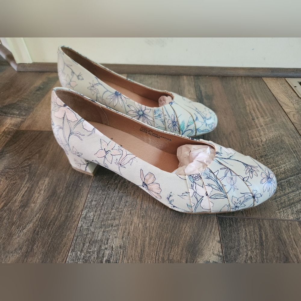 Coldwater Creek Walk With Me Sage Green Floral Mid-Heel Size 9M
